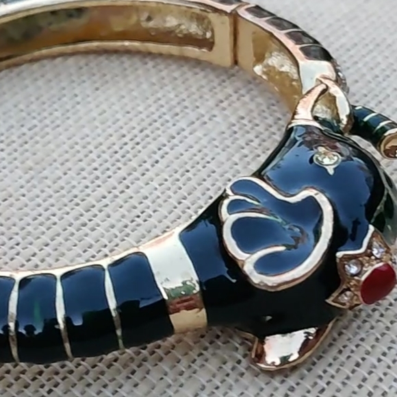 🐘 Designer Alilang enameled and jeweled elephant clamper bracelet - Picture 7 of 15